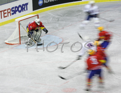 IMAGE: http://www.photo.si/img/sport/s_icehockey_20070415nw_0238.jpg