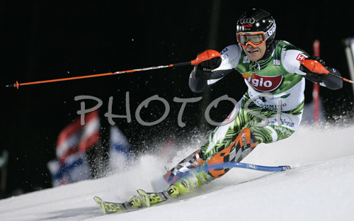 IMAGE: http://www.photo.si/img/sport/s_skiing_20070130nw_0073.jpg