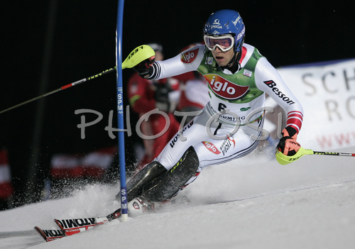 IMAGE: http://www.photo.si/img/sport/s_skiing_20070130nw_0079.jpg