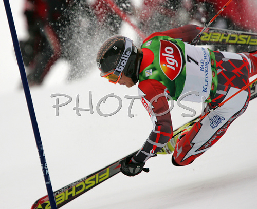 IMAGE: http://www.photo.si/img/sport/s_skiing_20071209nw_0045.jpg