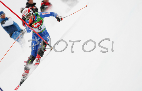 IMAGE: http://www.photo.si/img/sport/s_skiing_20071209nwm_0228.jpg