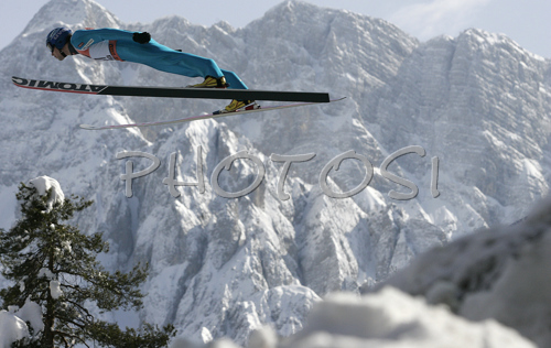 IMAGE: http://www.photo.si/img/sport/s_skijump_20070323nw_0313.jpg