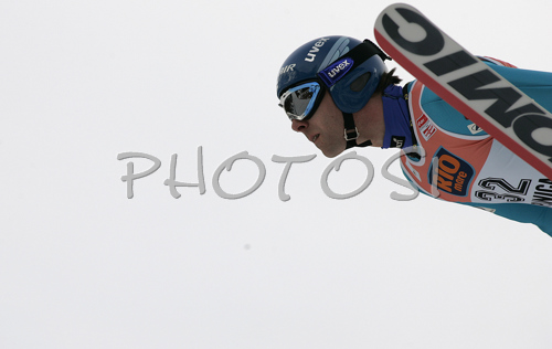 IMAGE: http://www.photo.si/img/sport/s_skijump_20070323nw_0529.jpg