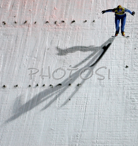 IMAGE: http://www.photo.si/img/sport/s_skijump_20080106nw_0615.jpg