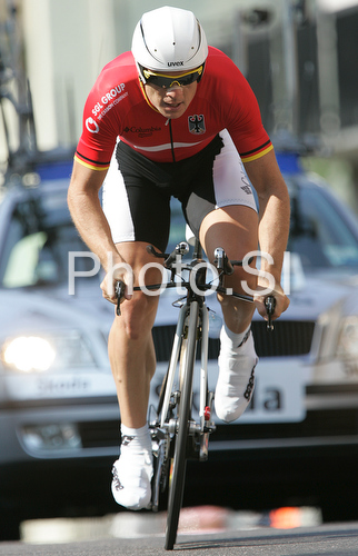 IMAGE: http://www.photo.si/img/sport/spo_cycling_20080925nw_05104.jpg