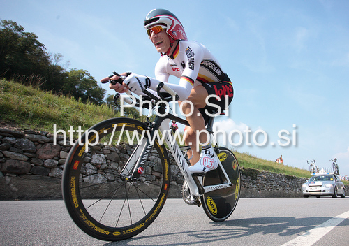 IMAGE: http://www.photo.si/img/sport/spo_cycling_20090924nw_01669.jpg