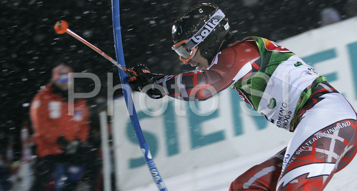 IMAGE: http://www.photo.si/img/sport/spo_skiing_20080122nw_0138.jpg