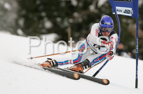 IMAGE: http://www.photo.si/img/sport/spo_skiing_20081221nw_00108.jpg