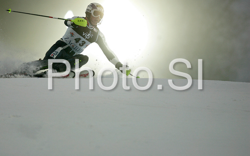 IMAGE: http://www.photo.si/img/sport/spo_skiing_20090106nw_03700.jpg
