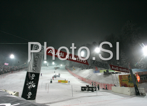 IMAGE: http://www.photo.si/img/sport/spo_skiing_20090106nw_03989.jpg