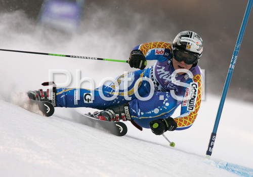 IMAGE: http://www.photo.si/img/sport/spo_skiing_20090110nw_04634.jpg
