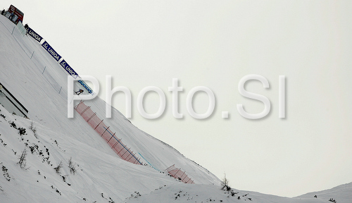 IMAGE: http://www.photo.si/img/sport/spo_skiing_20090118nw_09011.jpg