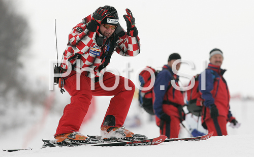 IMAGE: http://www.photo.si/img/sport/spo_skiing_20090130nw_11234.jpg