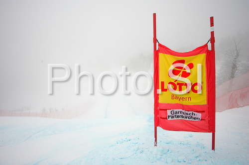 IMAGE: http://www.photo.si/img/sport/spo_skiing_20090131nw_12164.jpg