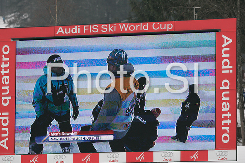 IMAGE: http://www.photo.si/img/sport/spo_skiing_20090131nw_12177.jpg