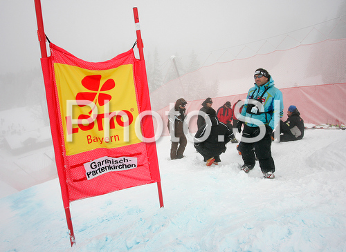 IMAGE: http://www.photo.si/img/sport/spo_skiing_20090131nwm_12162.jpg