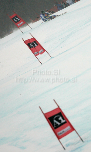 IMAGE: http://www.photo.si/img/sport/spo_skiing_20100109nw_08357.jpg