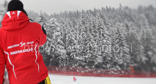 IMAGE: http://www.photo.si/img/sport/spo_skiing_20100309nw_19809.jpg