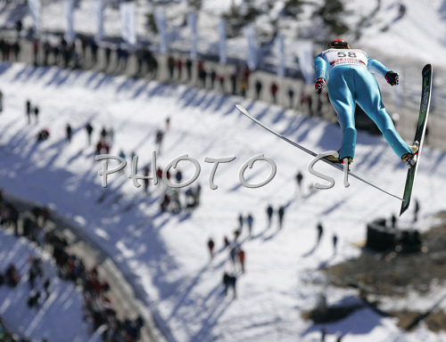 IMAGE: http://www.photo.si/img/sport/spo_skijump_20080313nw_0604.jpg