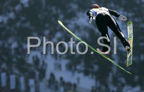 IMAGE: http://www.photo.si/img/sport/spo_skijump_20080315nw_0103.jpg
