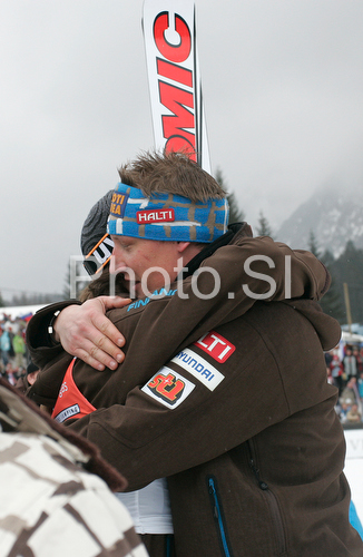 IMAGE: http://www.photo.si/img/sport/spo_skijump_20080316nwm_0729.jpg
