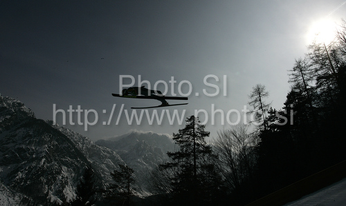 IMAGE: http://www.photo.si/img/sport/spo_skijump_20100319nw_30451.jpg