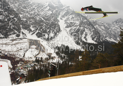 IMAGE: http://www.photo.si/img/sport/spo_skijump_20100321nw_32179.jpg
