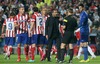 Atletico de Madrid coach Diego Pablo Cholo Simeone have words with the referee Bjorn Kuipers in presence of his players during the UEFA Champions League Final Match between Real Madrid and Atletico Madrid at the Estadio da Luz in Lissabon, Portugal on 2014/05/24.
